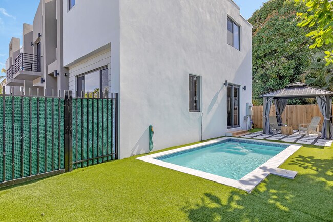 Building Photo - 704 SW 7th St