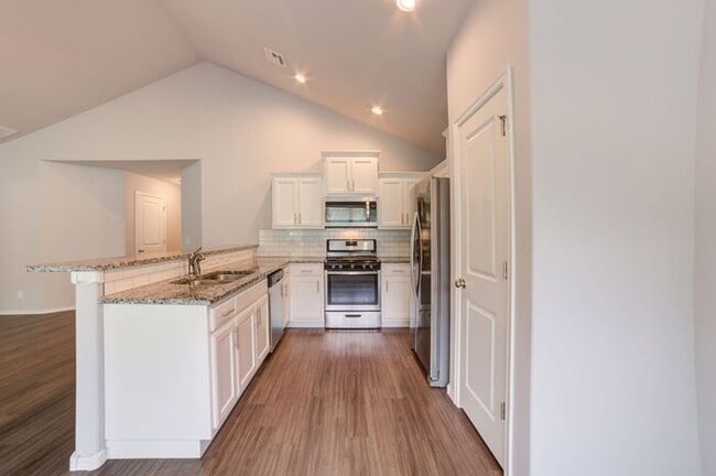 Building Photo - Cutest 3/2/2 Craftsman Style Home!