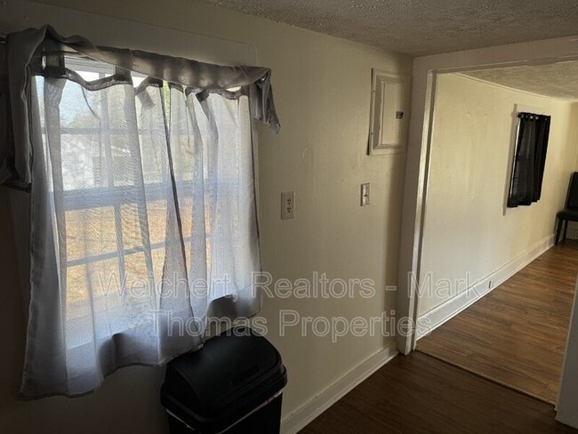 Building Photo - 1403 Elm St