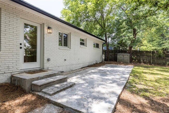 Building Photo - 3026 Brook Dr