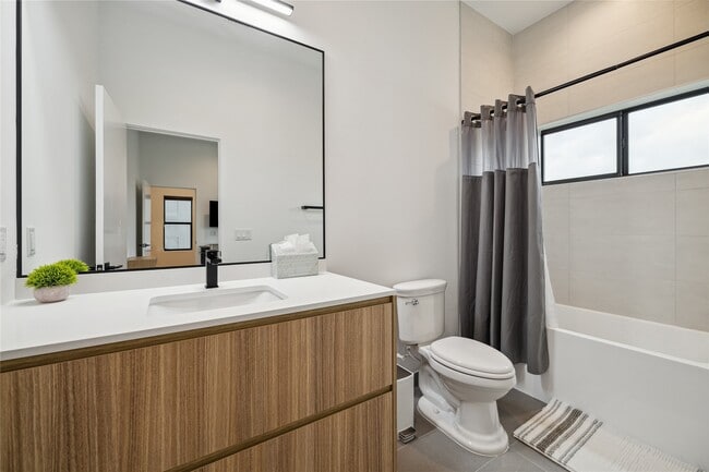 Building Photo - 711 Memorial Heights Dr