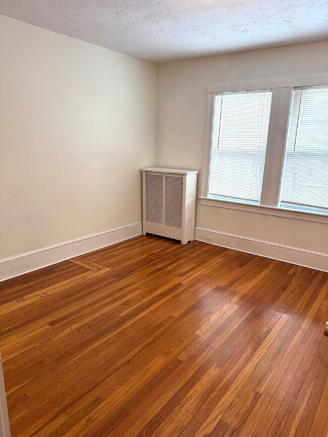 Building Photo - Charming 3-Bedroom Haven in prime Milton neighborhood!