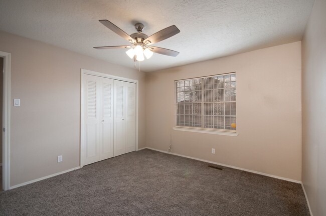 Building Photo - Beautifully Remodeled NE Heights/Uptown Ar...