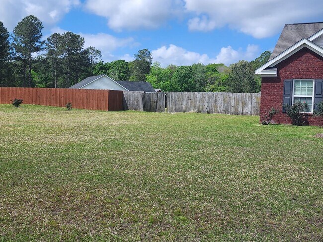 Building Photo - 114 Miller St NE
