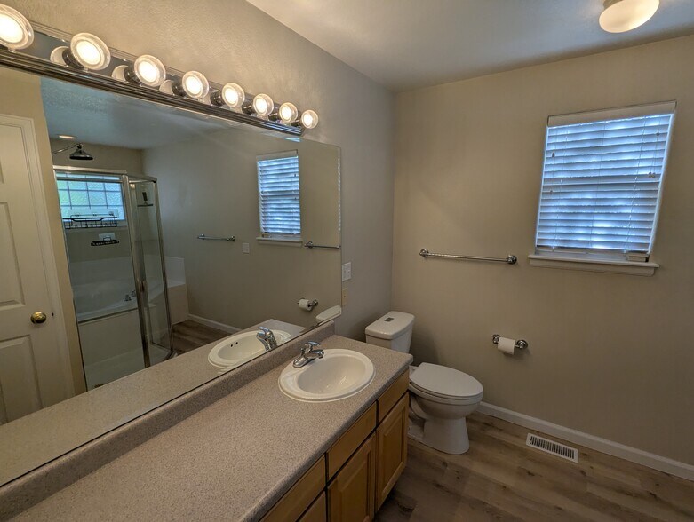 Master bathroom - 711 Gateway Cir