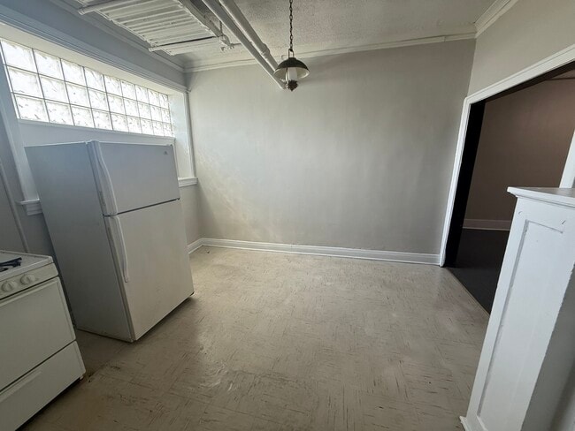 Building Photo - 3258 Maple Ave