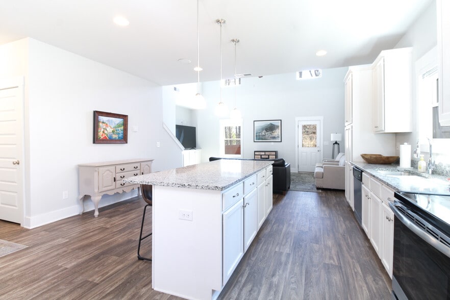 Building Photo - 421 Park W Blvd