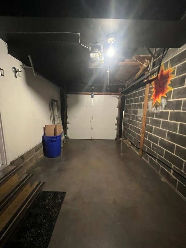 Building Photo - Beautiful 3 Bedroom House