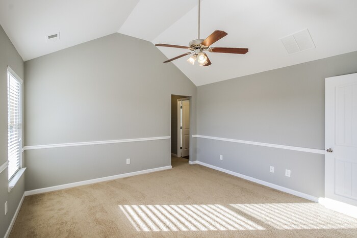 Building Photo - 465 Lory Ln