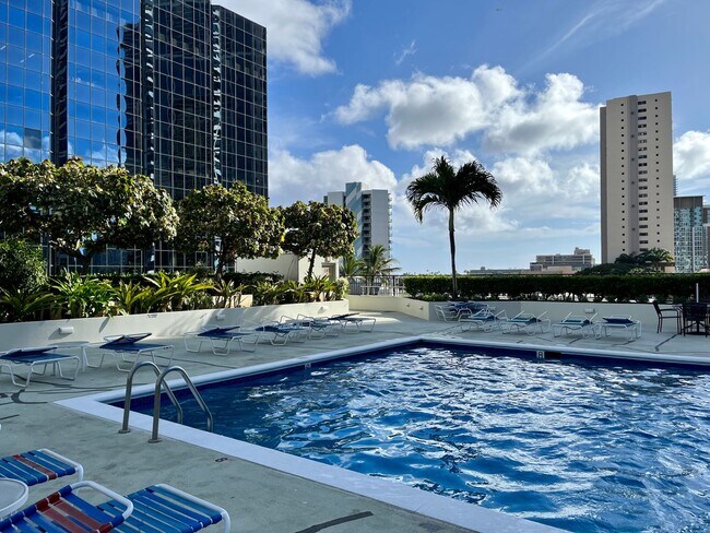 Building Photo - Royal Capitol Plaza: 2 Bed, 2 Bath with 2 ...