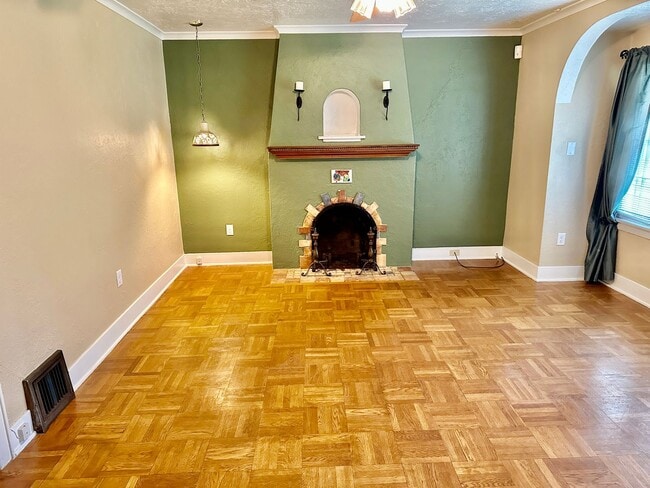 Building Photo - Charming Downriver Home