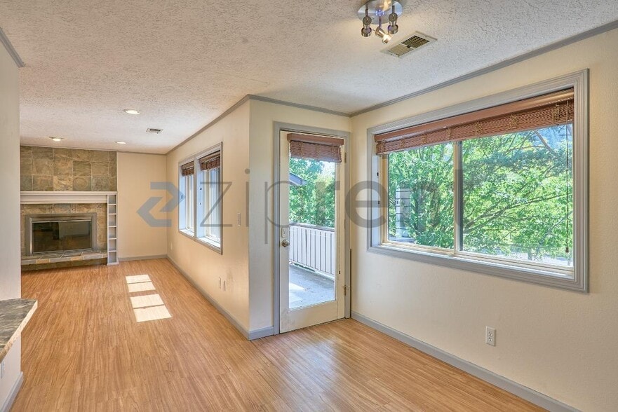 Building Photo - Unit