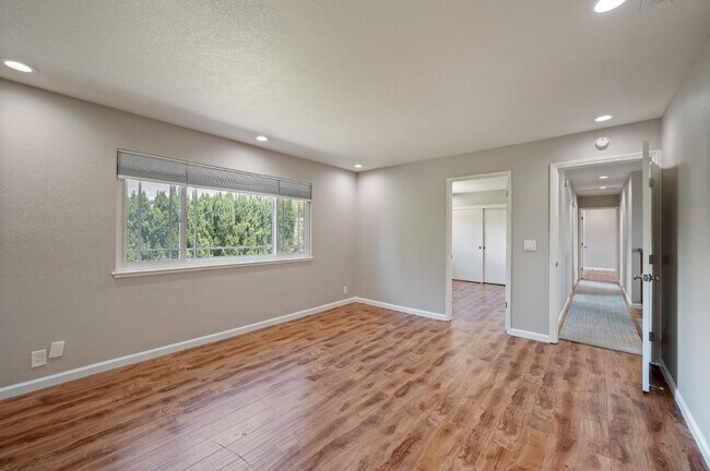 Building Photo - 3661 Slopeview Dr