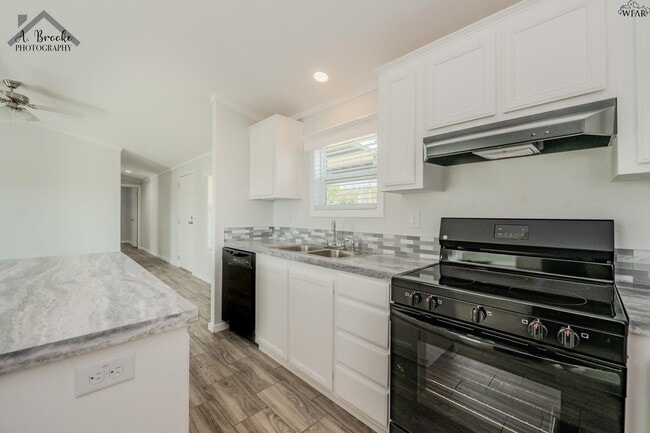 Building Photo - 106 S Pacific Ave