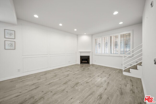 Building Photo - 812 N Hudson Ave