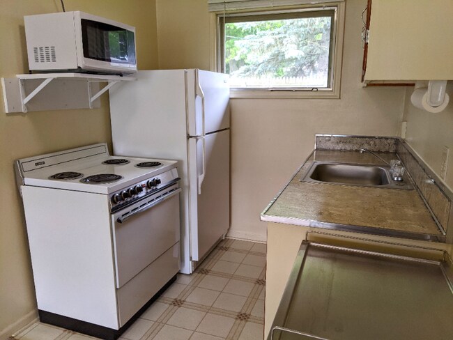 Building Photo - 2433 Normandy Rd