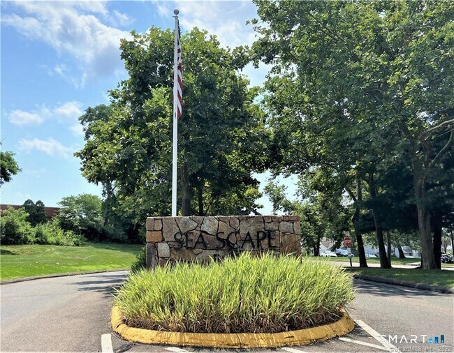 Building Photo - 560 Silver Sands Rd