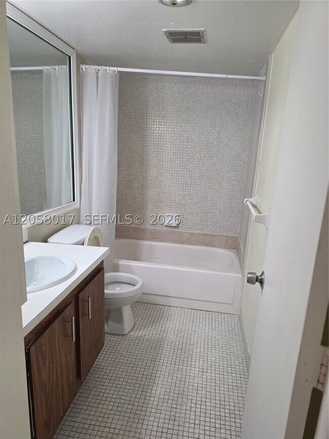 Building Photo - 4158 Inverrary Dr