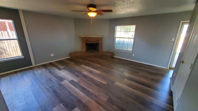 Building Photo - "Charming 3-Bed, 2-Bath Home in Lubbock with 1150 Sq Ft of Comfortable Living Space!"