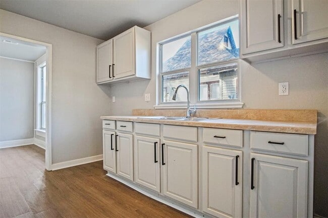 Building Photo - 907 N McKinley Ave