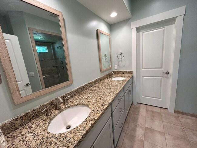 Building Photo - Beautifully appointed furnished 4 bedroom ...
