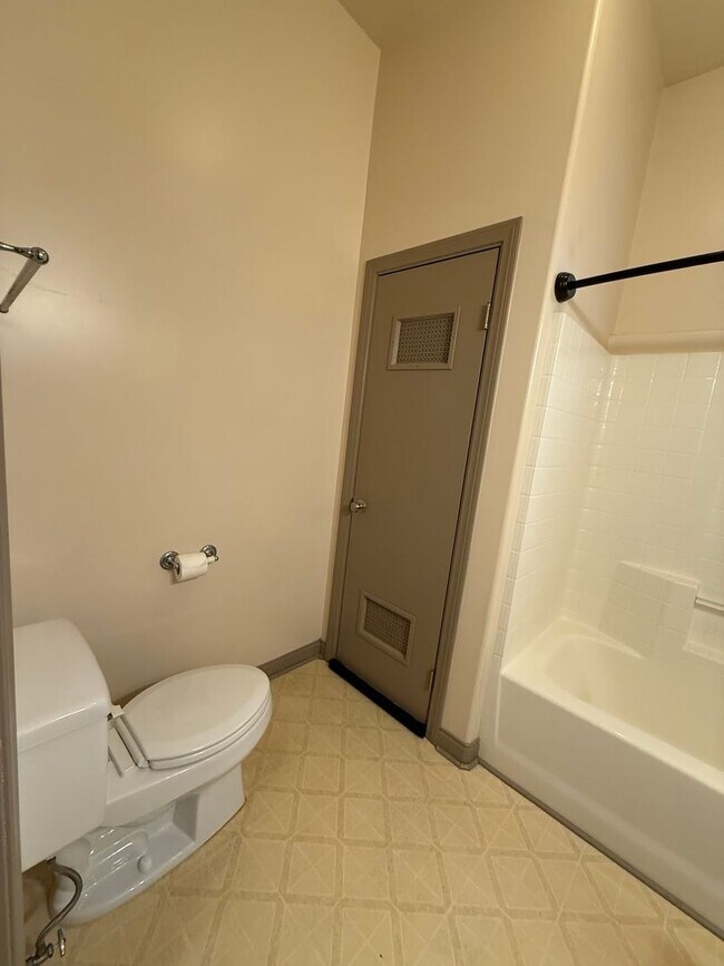 Building Photo - 522 Center St