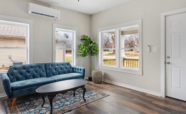 Building Photo - 2 bedroom | 1 bathroom | Remodeled | Quiet street | Pets welcome!