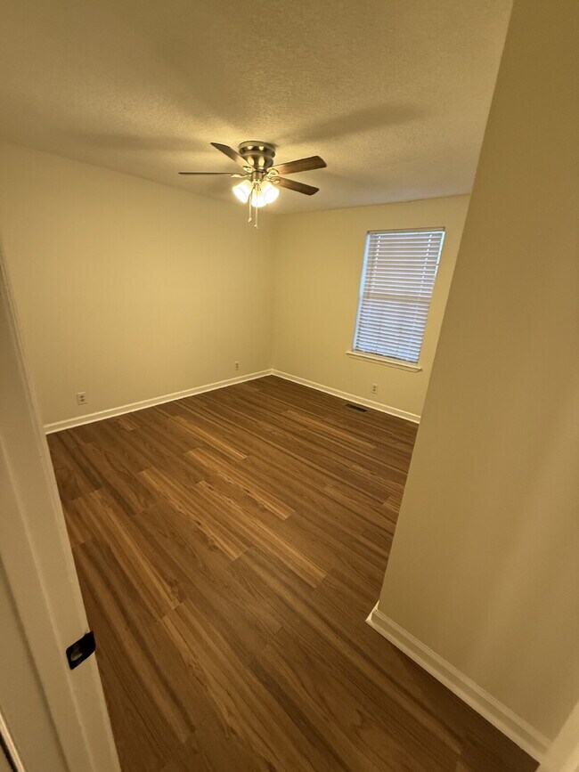 Building Photo - 821 Hillmore Dr