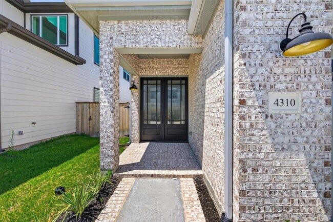Building Photo - 704 Sonfield Dr