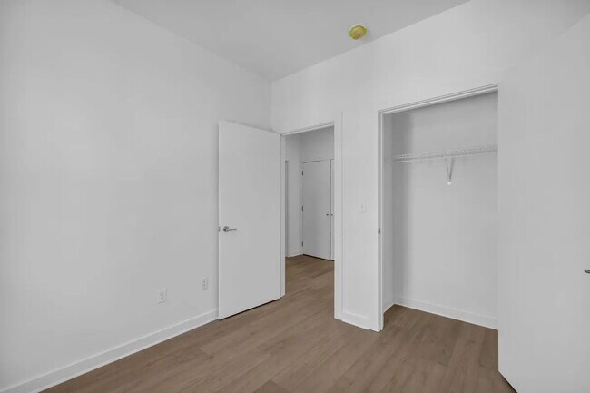 Building Photo - Modern 4-Bed Townhouse in Ridgedale – Minu...