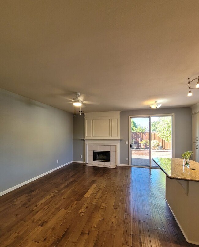 Building Photo - 1095 Crescent Dr