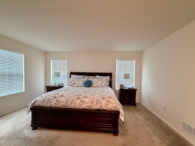 Building Photo - HUGE 3BR Home Built in 2020 with Office, Loft & Mountain Views