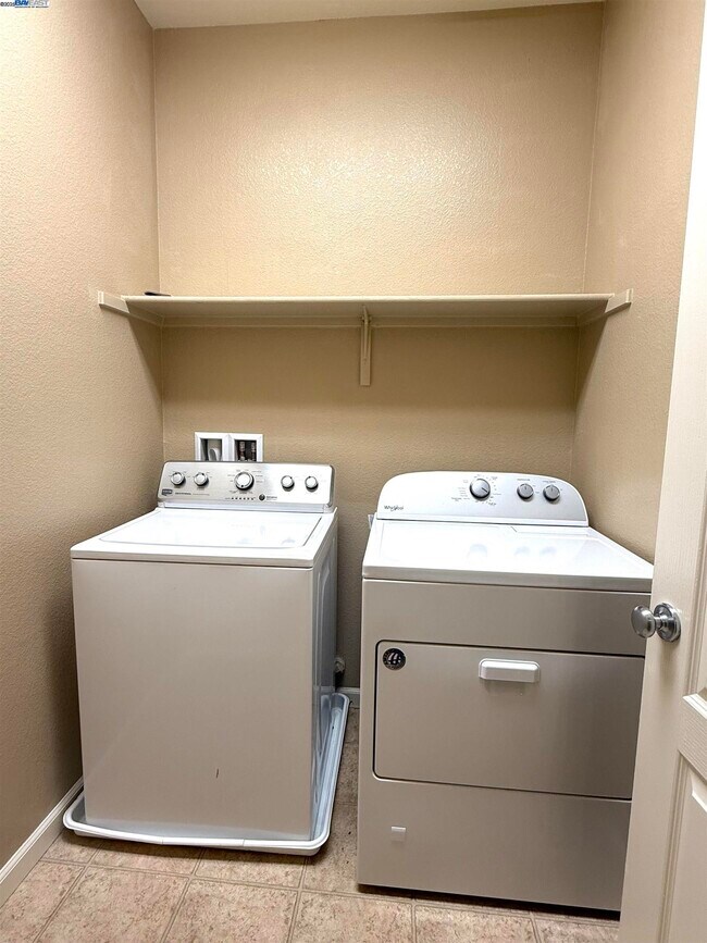 Building Photo - 137 W Questa Trail