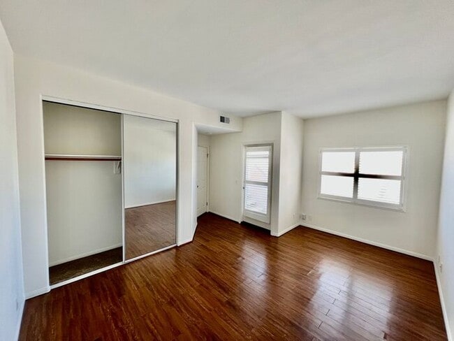 Building Photo - VIEWS VIEWS VIEWS From This Townhome With ...
