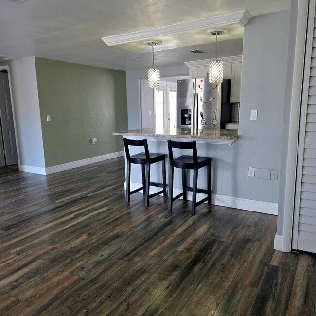 Building Photo - This gorgeous 2/1 house has been remodeled gourmet chef's kitchen, shaker cabinets, granite count...