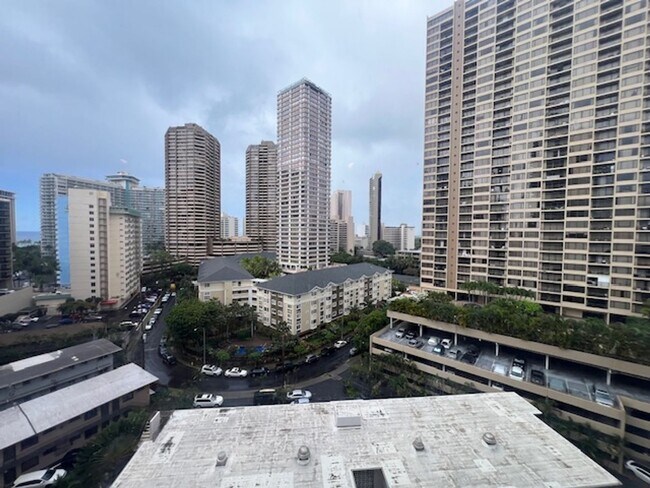 Building Photo - Fully Furnished One Bedroom Overlooking Pool on Ena Road in Waikiki