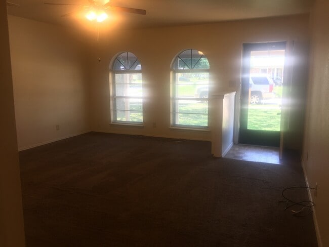 Building Photo - 3 bedroom 2 bath home in East Tulsa