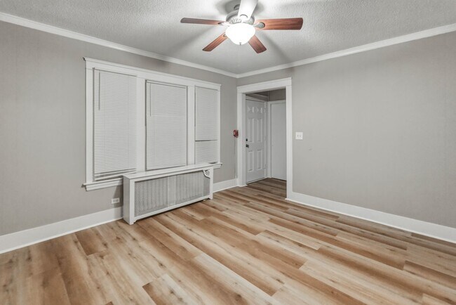 Building Photo - 425-427 Wood Ave