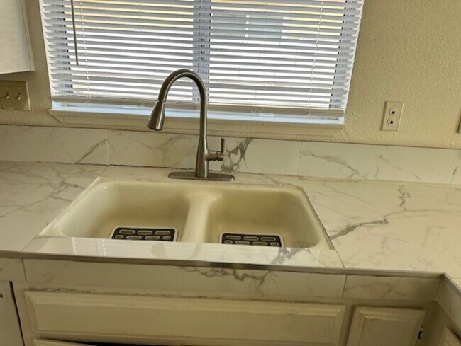 Building Photo - Charming 3-Bedroom in Spring Valley Lake