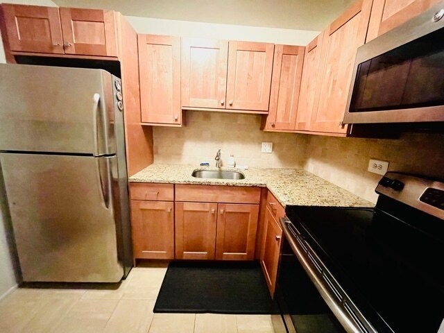 Building Photo - 2650 N Lakeview Ave