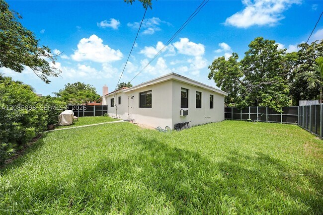 Building Photo - 3640 SW 11th St