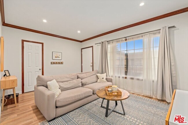 Building Photo - 1330 S Barrington Ave