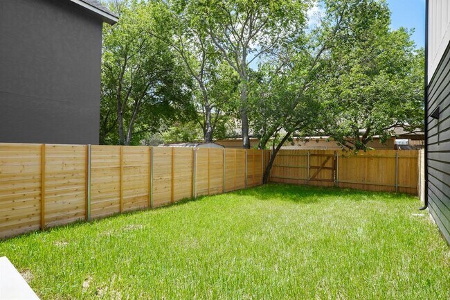 Building Photo - 913 Capitol Ct