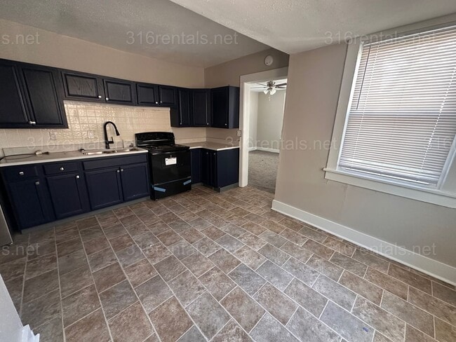 Building Photo - $1445 - 5 room 2.5 bathroom - Single Family Home