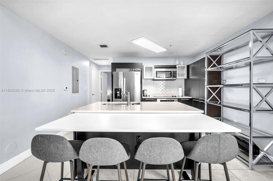Kitchen - 1900 N Bayshore Dr