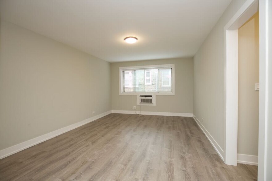 Building Photo - 533 W Surf St