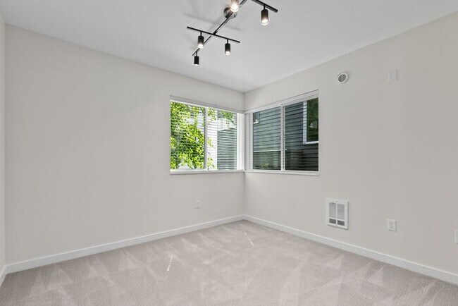 Building Photo - Trendy West Seattle Townhome w/Air Conditi...