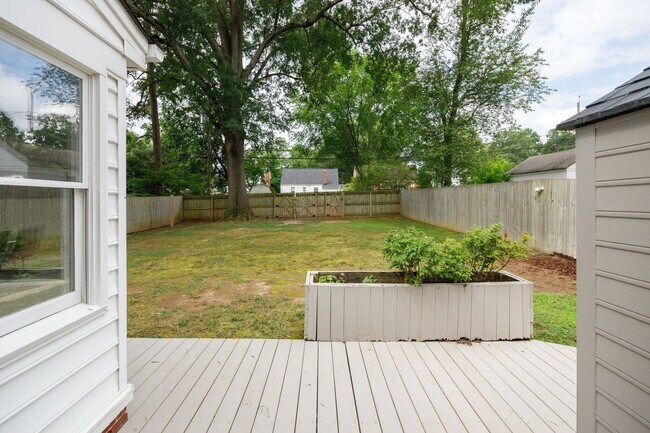 Building Photo - Beautiful 4 Bedroom Home off Of Cutshaw Ave! ***Available Early August 2026***