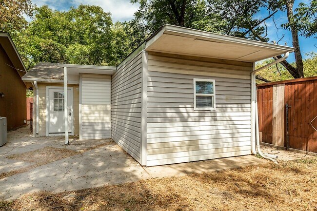 Building Photo - 2351 Longhorn St