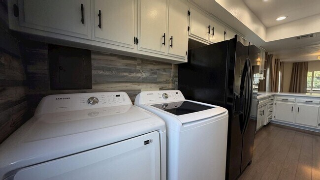 Building Photo - 1054 W Clifton Ave